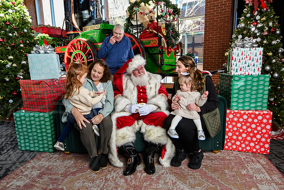 RKPhoto-2025-TheCharlestonSanta-Nov28-0087