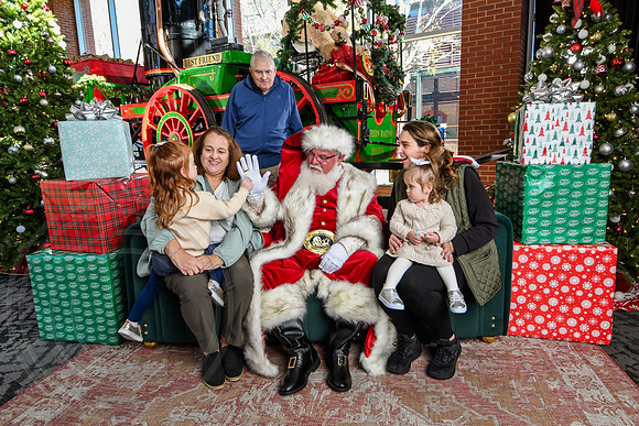 RKPhoto-2025-TheCharlestonSanta-Nov28-0088