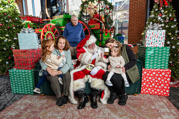 RKPhoto-2025-TheCharlestonSanta-Nov28-0089