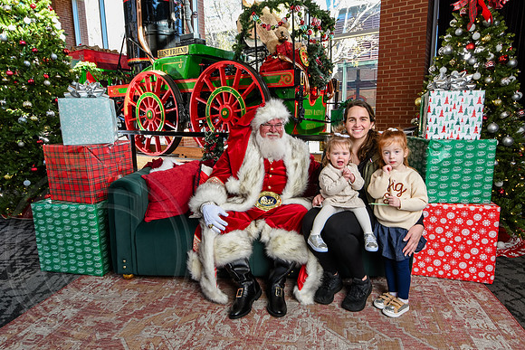 RKPhoto-2025-TheCharlestonSanta-Nov28-0090