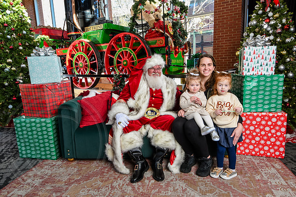 RKPhoto-2025-TheCharlestonSanta-Nov28-0091