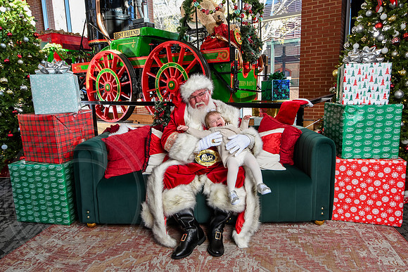 RKPhoto-2025-TheCharlestonSanta-Nov28-0093