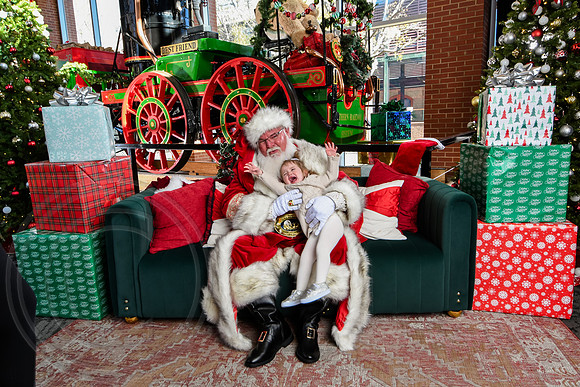 RKPhoto-2025-TheCharlestonSanta-Nov28-0094