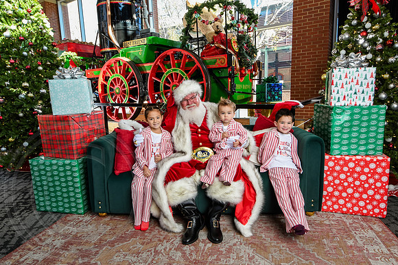 RKPhoto-2025-TheCharlestonSanta-Nov28-0095