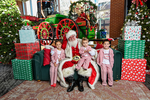 RKPhoto-2025-TheCharlestonSanta-Nov28-0096