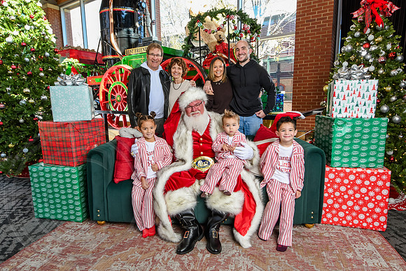 RKPhoto-2025-TheCharlestonSanta-Nov28-0098