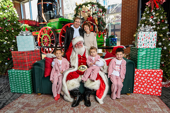 RKPhoto-2025-TheCharlestonSanta-Nov28-0099