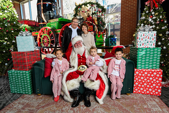 RKPhoto-2025-TheCharlestonSanta-Nov28-0100