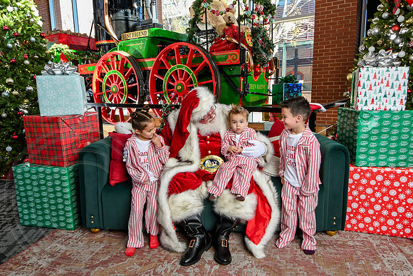 RKPhoto-2025-TheCharlestonSanta-Nov28-0103
