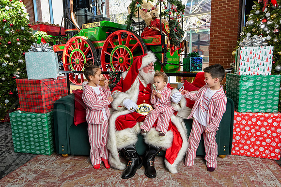 RKPhoto-2025-TheCharlestonSanta-Nov28-0104