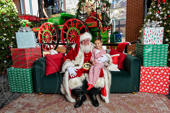 RKPhoto-2025-TheCharlestonSanta-Nov28-0108
