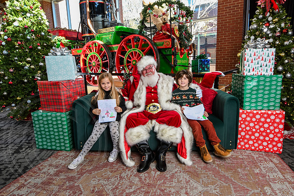 RKPhoto-2025-TheCharlestonSanta-Nov28-0110