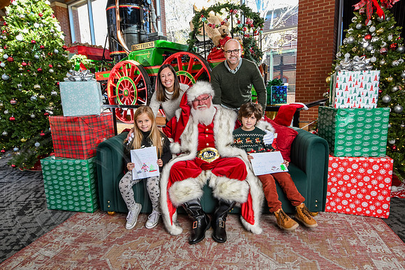 RKPhoto-2025-TheCharlestonSanta-Nov28-0111