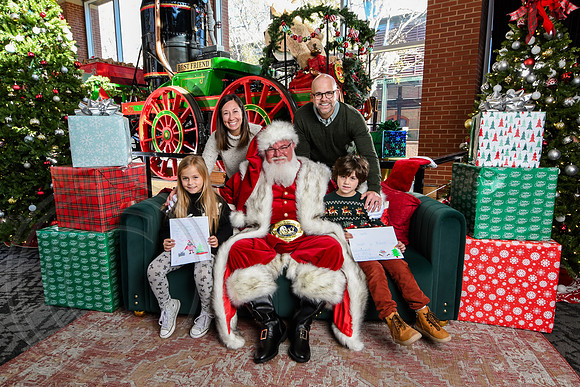 RKPhoto-2025-TheCharlestonSanta-Nov28-0112