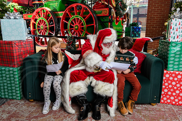 RKPhoto-2025-TheCharlestonSanta-Nov28-0116
