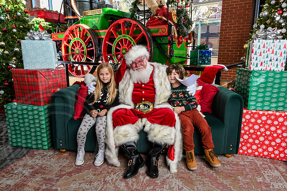 RKPhoto-2025-TheCharlestonSanta-Nov28-0117
