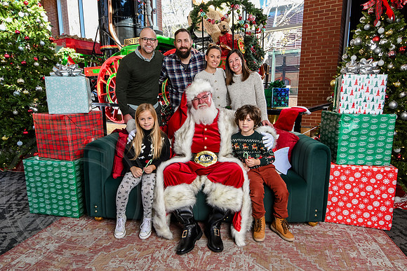 RKPhoto-2025-TheCharlestonSanta-Nov28-0118