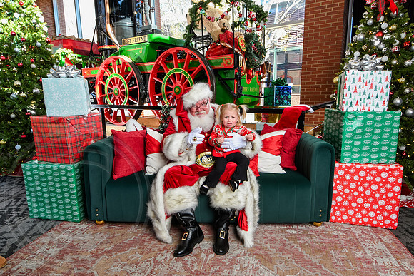 RKPhoto-2025-TheCharlestonSanta-Nov28-0119