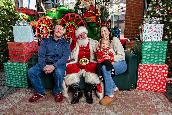 RKPhoto-2025-TheCharlestonSanta-Nov28-0121