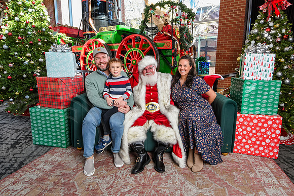 RKPhoto-2025-TheCharlestonSanta-Nov28-0124
