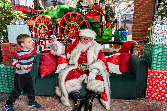 RKPhoto-2025-TheCharlestonSanta-Nov28-0126
