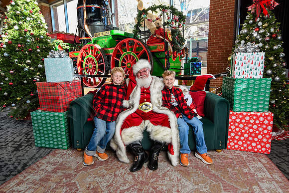 RKPhoto-2025-TheCharlestonSanta-Nov28-0128