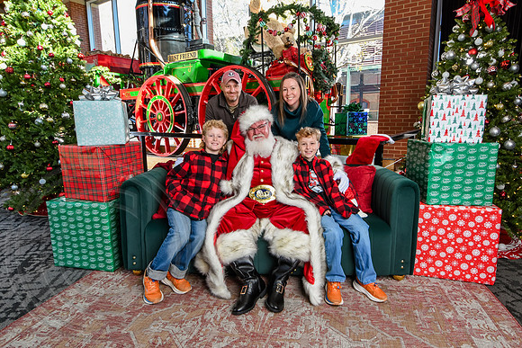 RKPhoto-2025-TheCharlestonSanta-Nov28-0129