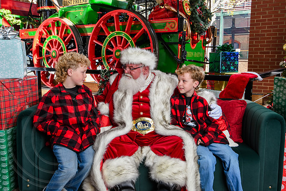 RKPhoto-2025-TheCharlestonSanta-Nov28-0130