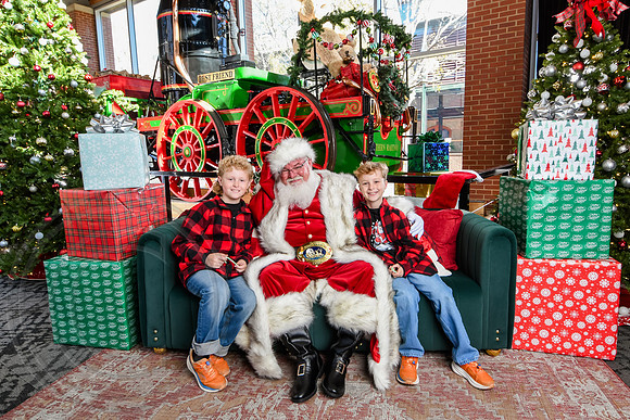 RKPhoto-2025-TheCharlestonSanta-Nov28-0131