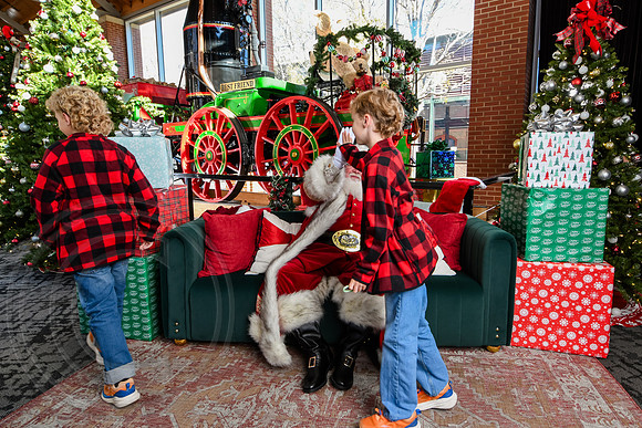 RKPhoto-2025-TheCharlestonSanta-Nov28-0132