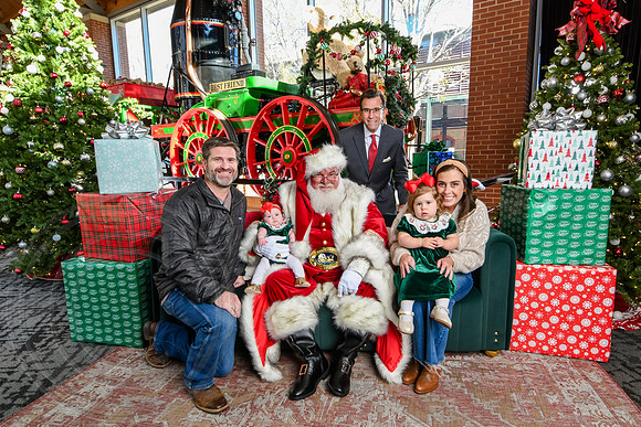 RKPhoto-2025-TheCharlestonSanta-Nov28-0135