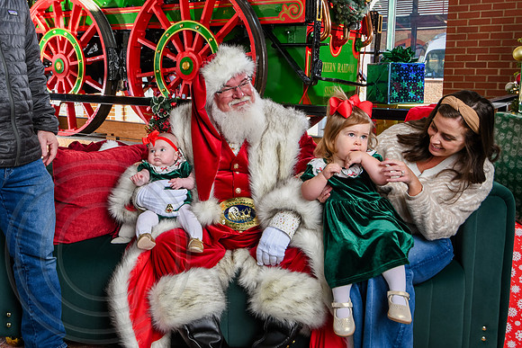 RKPhoto-2025-TheCharlestonSanta-Nov28-0136