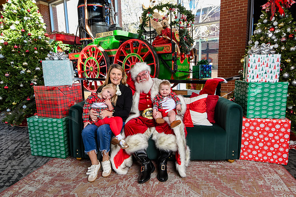 RKPhoto-2025-TheCharlestonSanta-Nov28-0137