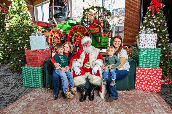 RKPhoto-2025-TheCharlestonSanta-Nov28-0138
