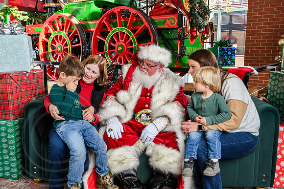 RKPhoto-2025-TheCharlestonSanta-Nov28-0140
