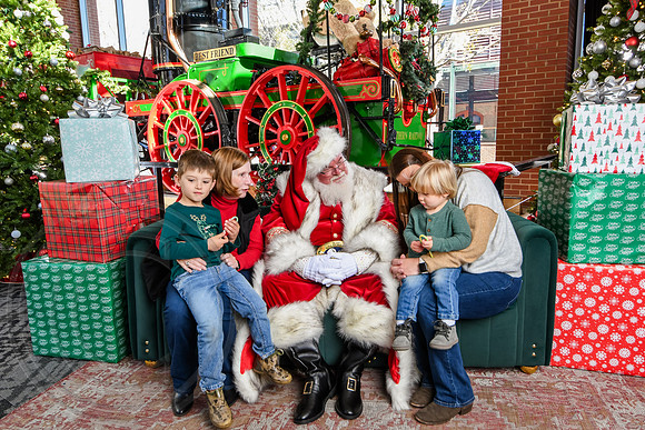 RKPhoto-2025-TheCharlestonSanta-Nov28-0141