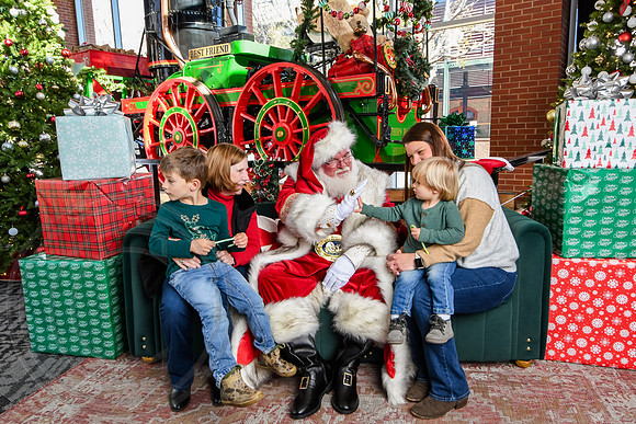 RKPhoto-2025-TheCharlestonSanta-Nov28-0142