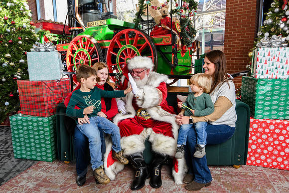 RKPhoto-2025-TheCharlestonSanta-Nov28-0143