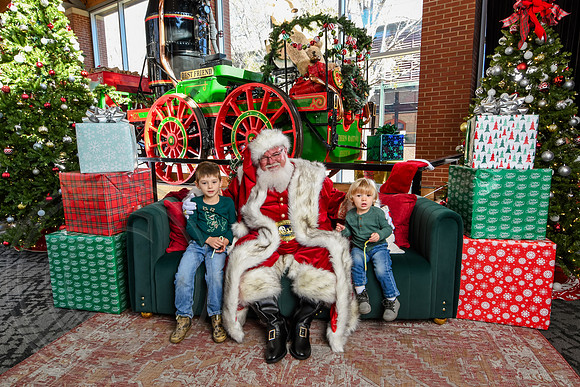 RKPhoto-2025-TheCharlestonSanta-Nov28-0144
