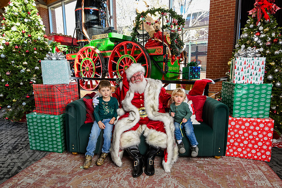 RKPhoto-2025-TheCharlestonSanta-Nov28-0145