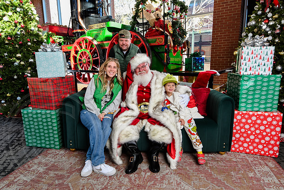 RKPhoto-2025-TheCharlestonSanta-Nov28-0148