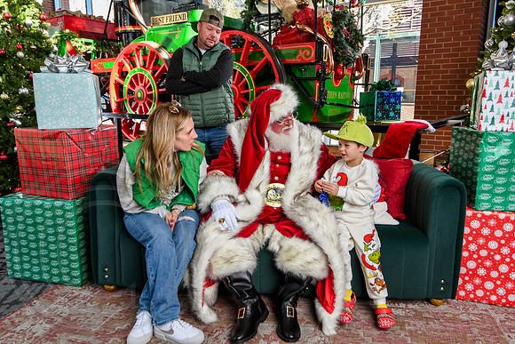 RKPhoto-2025-TheCharlestonSanta-Nov28-0149