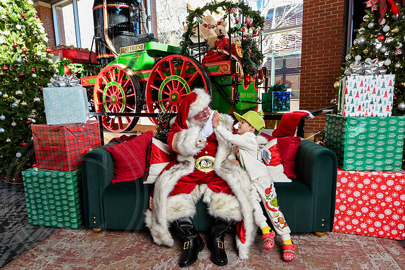 RKPhoto-2025-TheCharlestonSanta-Nov28-0151