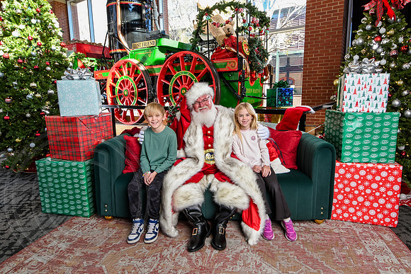 RKPhoto-2025-TheCharlestonSanta-Nov28-0152