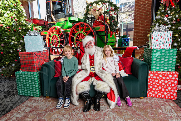 RKPhoto-2025-TheCharlestonSanta-Nov28-0153