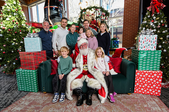 RKPhoto-2025-TheCharlestonSanta-Nov28-0154