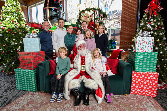 RKPhoto-2025-TheCharlestonSanta-Nov28-0155