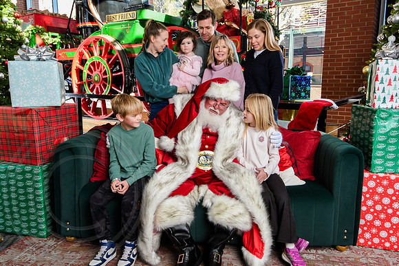 RKPhoto-2025-TheCharlestonSanta-Nov28-0157