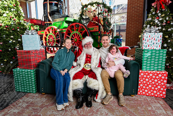 RKPhoto-2025-TheCharlestonSanta-Nov28-0158