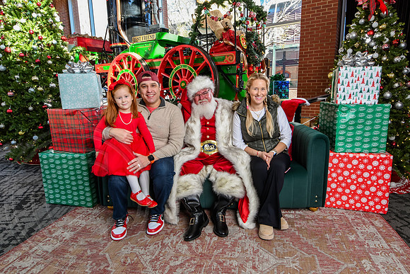 RKPhoto-2025-TheCharlestonSanta-Nov28-0161